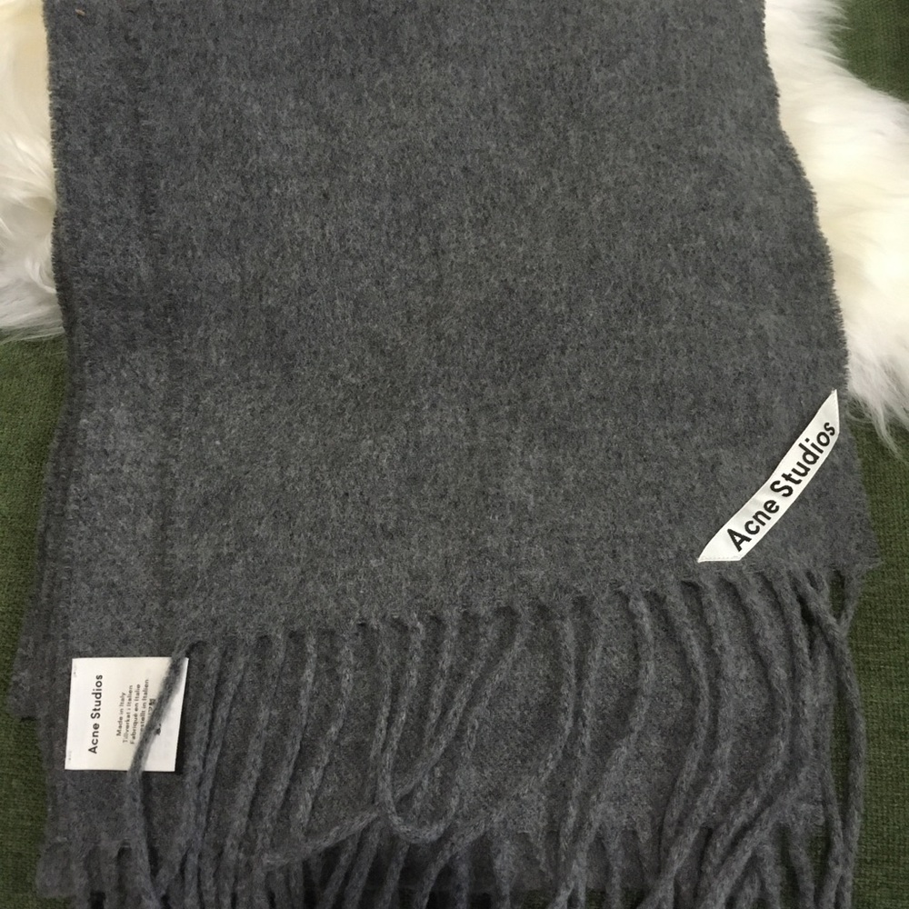 Acne studios Canada scarf skinny version. Grey